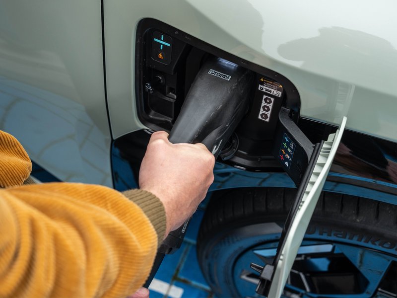 Bild e-auto-ladestecker-blockiert-loesen.jpg